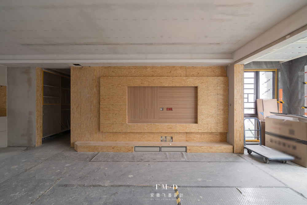 注意岩板上墙要用欧松板打底,一来欧松板环保,二来它的握钉力强,后期