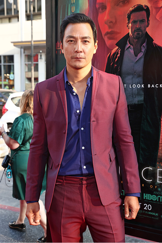 原来帅哥也会老,46岁的吴彦祖生图中皱纹明显,但穿西装却不油腻_腾讯