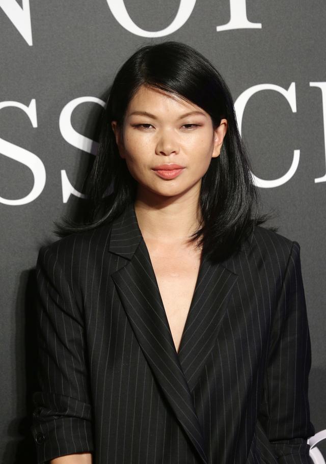 "丑模"吕燕中年发福?手臂粗壮赘肉明显,苦练拳击胸口发红一片