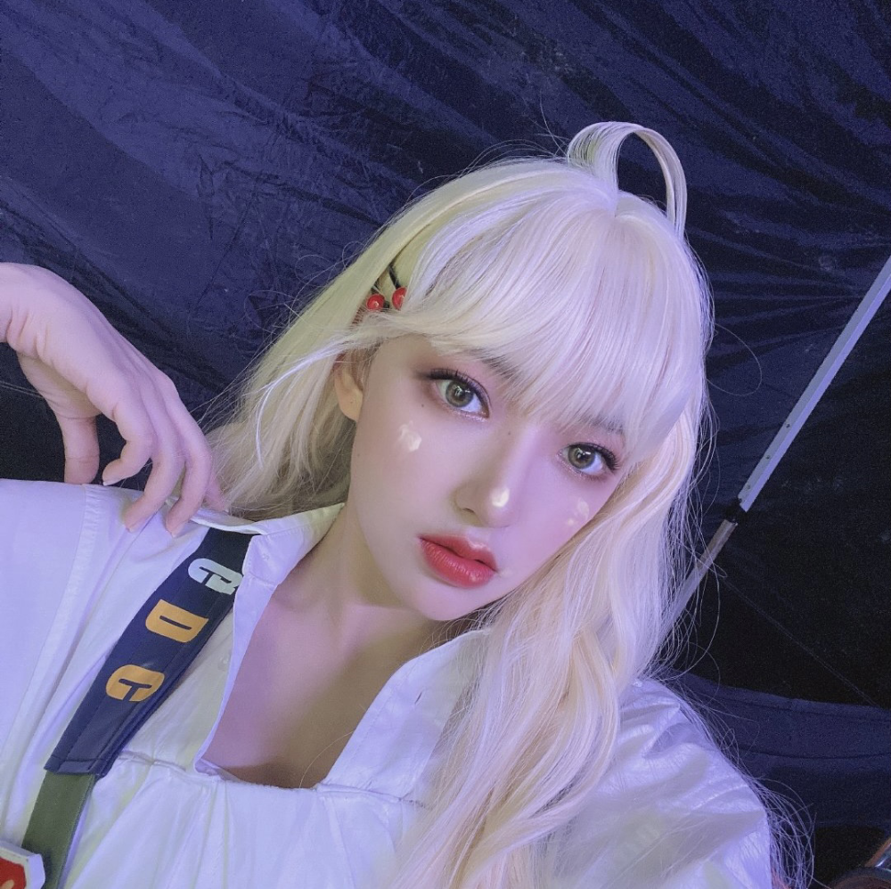 本以为程潇蓝发已经够美了,看到她的白发,才懂什么是"建模脸"