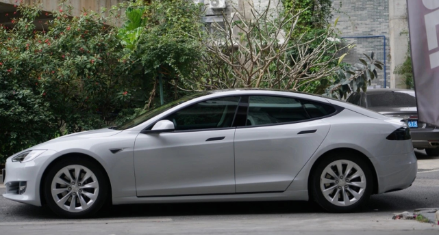 第六集,特斯拉models改色贴膜火山灰非常耐看的颜色