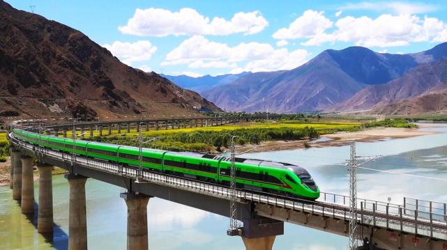 大连"复兴号"高原动车组开行满百趟