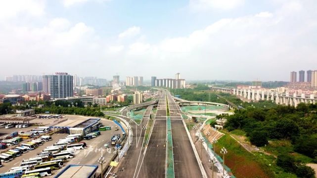 19日,泸州二环路城北千凤路施工现场,路基,桥梁,互通等施工点位上一派