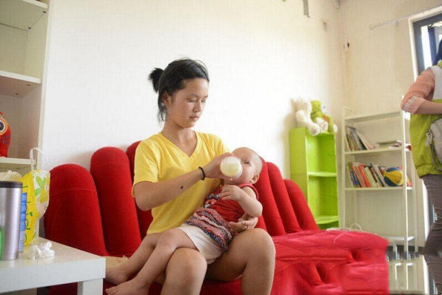 2018年,河南太康县的女童王凤雅因病去世,她从两岁半起就患有视网膜母