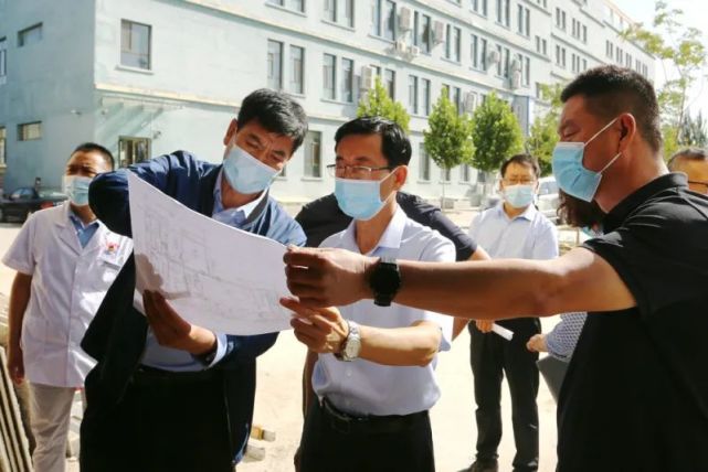 焦晓凡希望广大医务工作者始终抱着高度负责的态度,坚决贯彻落实自治