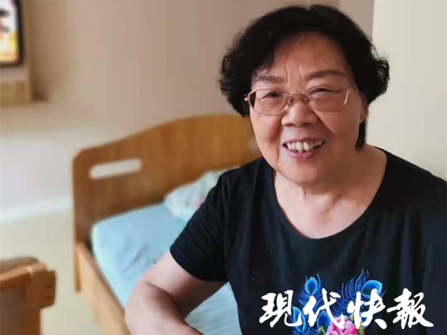 "疫情期间,我们就是他们的家人 李一娟给老人用手机和家人视频