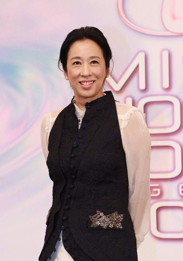 朱玲玲现身港姐评委见面会,生图眼袋松弛,满脸皱纹暴露63岁年龄