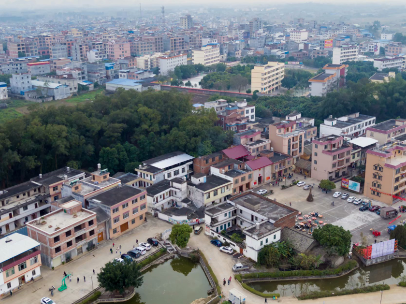 这座土豪村就是广西贵港大圩镇的石坑屯村,这个村子在外人看来,是一个