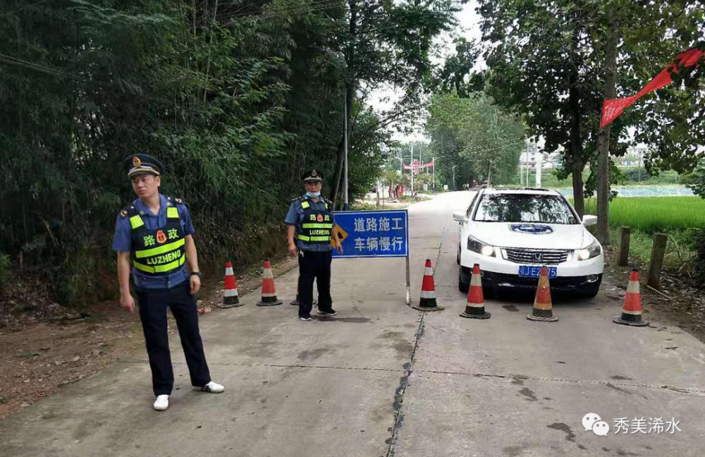 路政人员对过往车辆进行交通管控