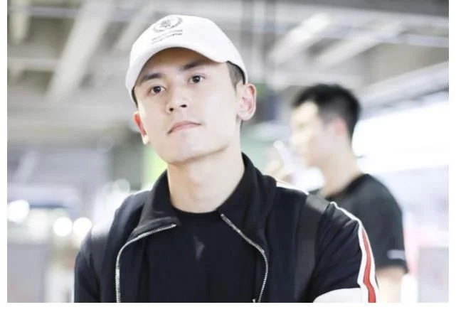 力撑张哲瀚的作家被封号,张哲瀚行程曝光,疑似飞沈阳挽救事业