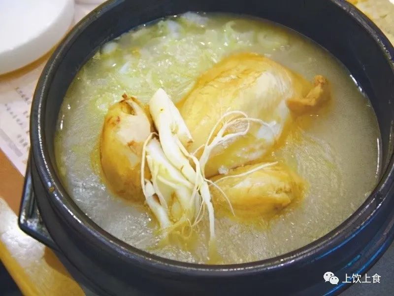 将人参顺丝切成八瓣,头部相连,用温水浸泡后上屉蒸,蒸至参味溶于汤内