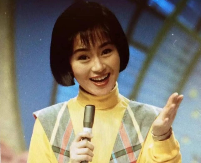 55岁央视主持鞠萍露面身材发福胖出双下巴30年不换发型显亲切