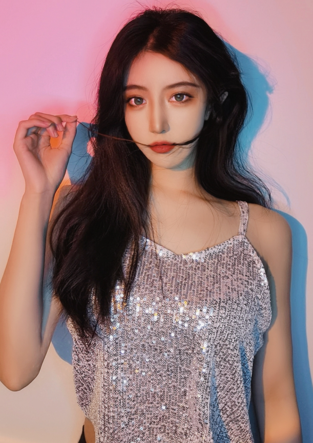 呆妹儿模仿绿茶拍照脚趾被说像鸡爪同为主播吉祥更有女神范