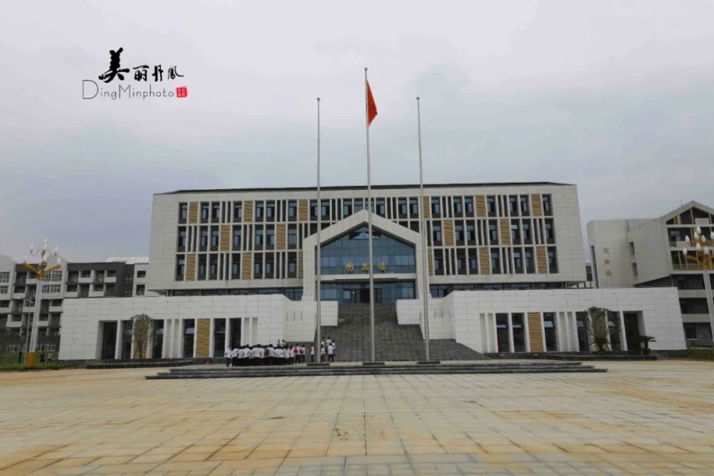 今天丹凤这所中学正式投入使用愿创新辉煌