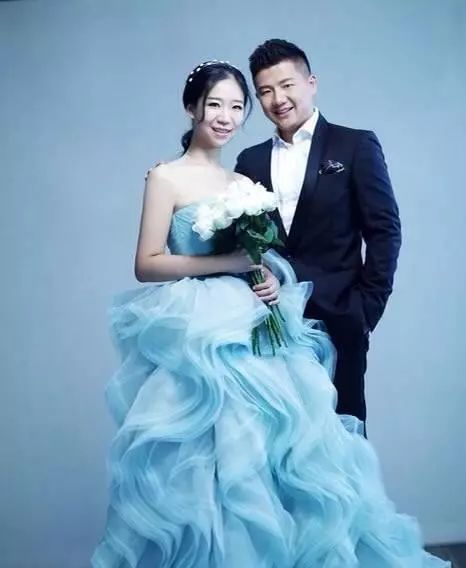 35岁奥运冠军创业当总裁娶美女翻译为妻如今两人生活很恩爱