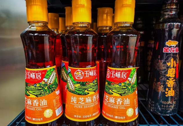 芝麻油是从芝麻中提取的植物油脂,营养丰富,不含对人体有害的成分,还