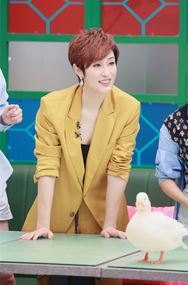 这次新综艺,陈法蓉真的是把箱底里的西装全部都拿出来了,才录制没几期