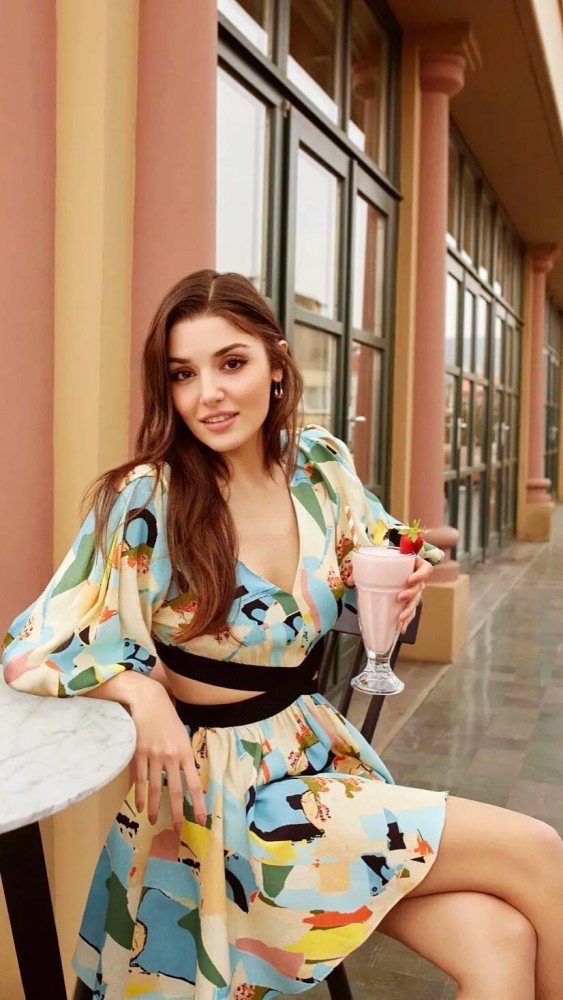 土耳其女星汉黛·埃塞尔2020全球百大美女冠军_腾讯新闻