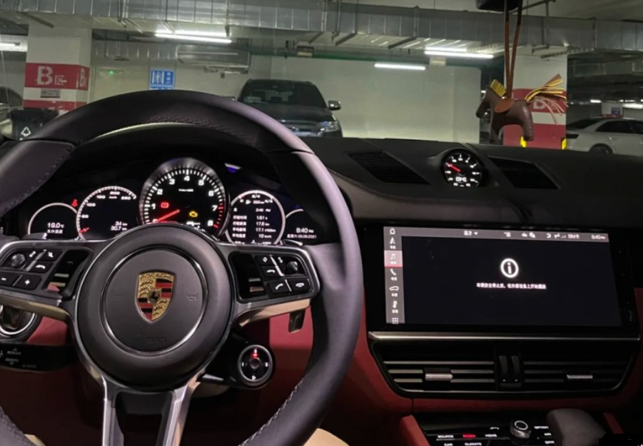 花130万买卡宴,边喝保时捷专属咖啡边选配,美女车主一口气喝了两杯