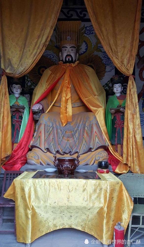 在洧水南边的洪山庙也许是个例外.