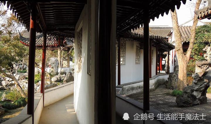 园中的小园则参考留园的造景,而分隔东西两园的复廊则是模仿仓浪亭