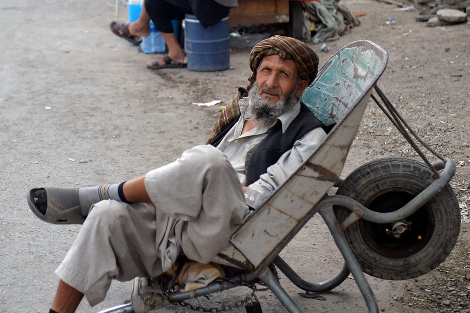 2021年8月18日,一名男子在阿富汗喀布尔街边休息.(新华社/法新/图)