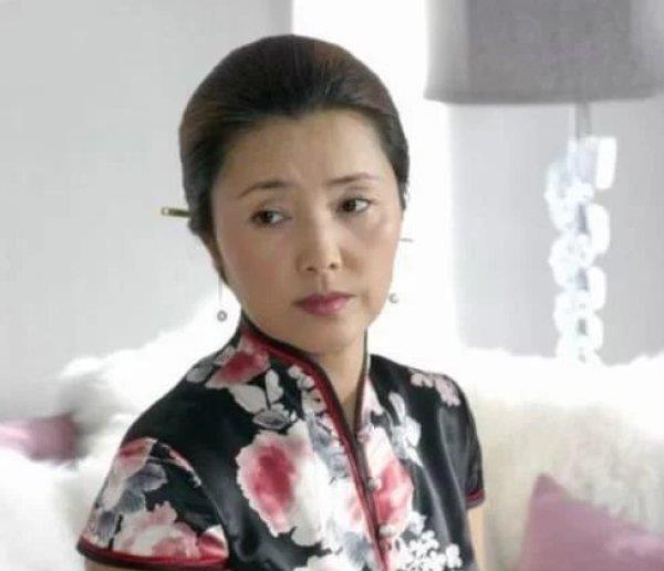 66岁姜黎黎晒与老公近照,晚年生活丰富多彩,丈夫撞脸林瑞阳