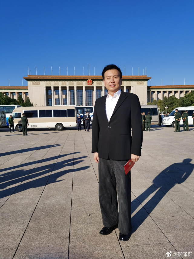 从站c位到"绿叶"陪衬,53岁央视著名主持人张泽群逐渐被边缘化