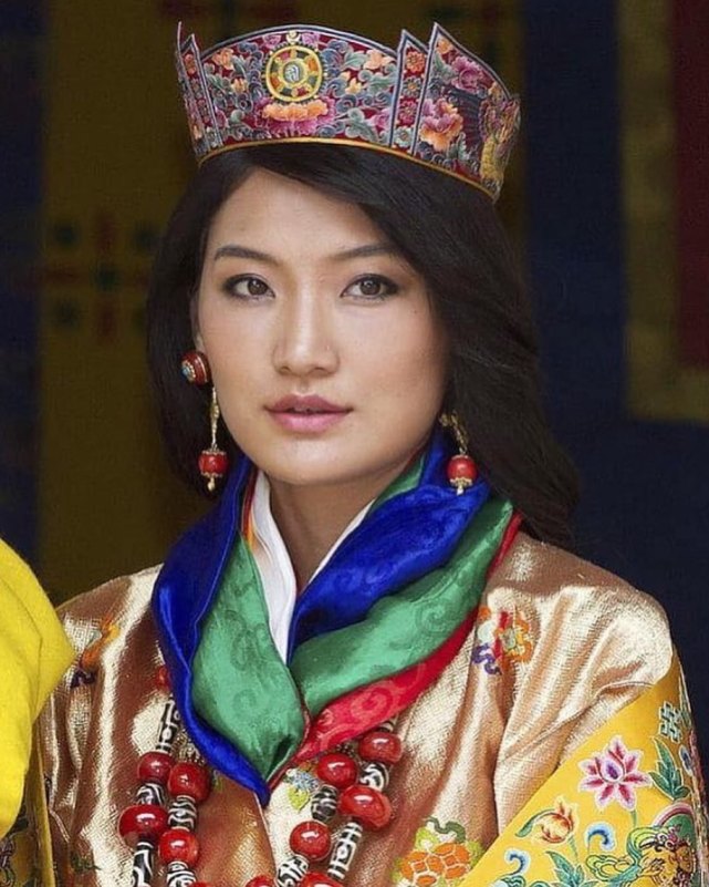 不丹王室齐聚阅兵式国王主动搂王后秀恩爱5岁龙太子一脸苦相