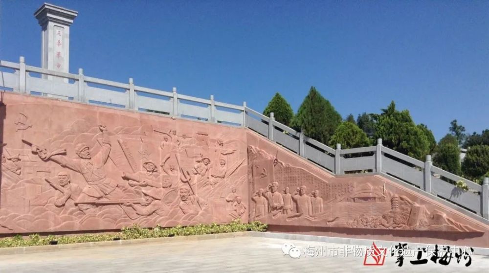 位于平远县博物馆内反映客家人南迁故事的铸铜浮雕,由刘沅声设计制作