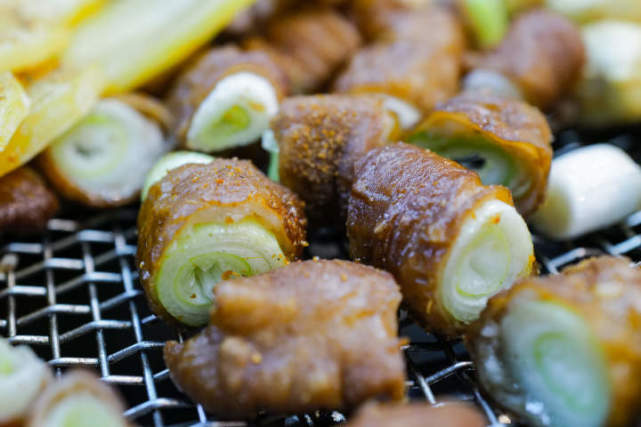 特色烤葱肠配自制蘸水堪称一绝_腾讯新闻