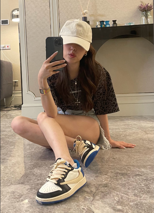 沫子自拍秀大长腿,不小心暴露裤子没扣上,粉丝:信息量有点大_腾讯新闻