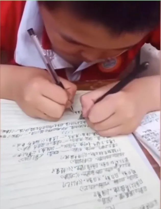 奋笔疾书的黑人小孩图片