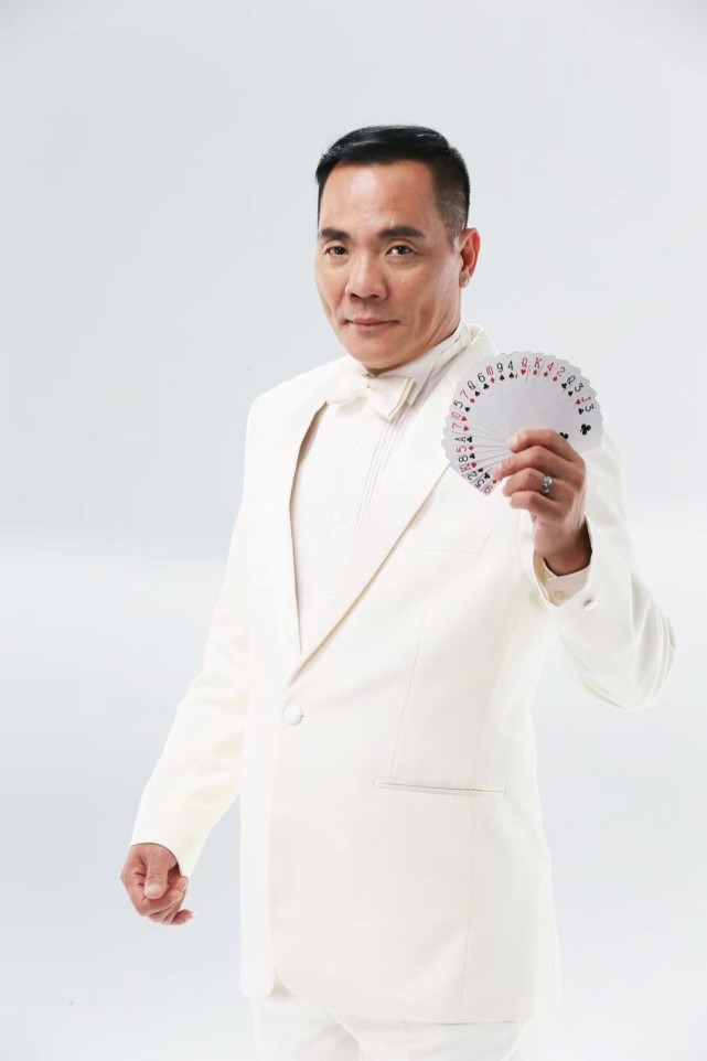 时隔20年,60岁香港影星程东带子女回祖籍汕尾祭祖