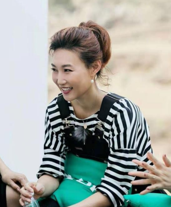 央视主持李梓萌摘下假发套,穿背带裤青春减龄又时髦,美到不敢认