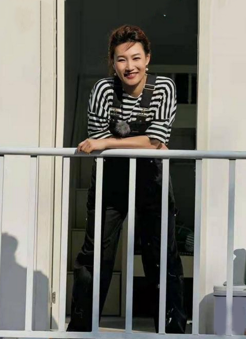 央视主持李梓萌摘下假发套,穿背带裤青春减龄又时髦,美到不敢认