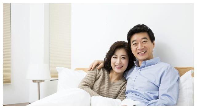 58岁大妈和37岁小伙再婚,大妈:晚上太折腾,小伙:夫妻就是这样