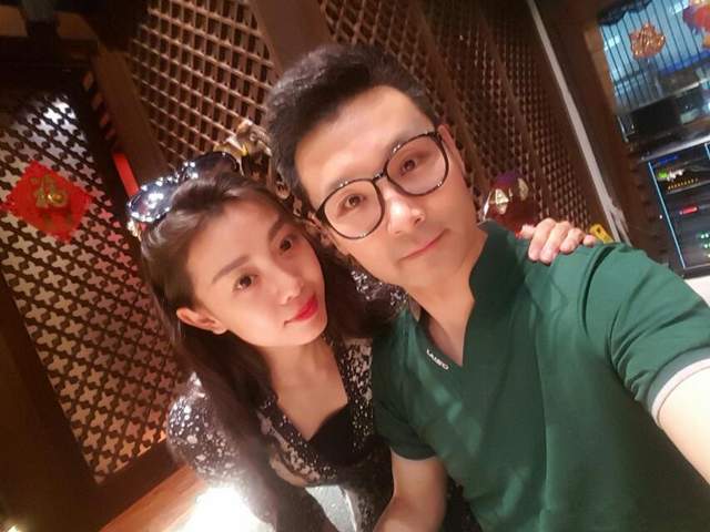 刘和刚夫妇合体直播,世姐战扬冻龄似大学生,嗓音不输大10岁丈夫