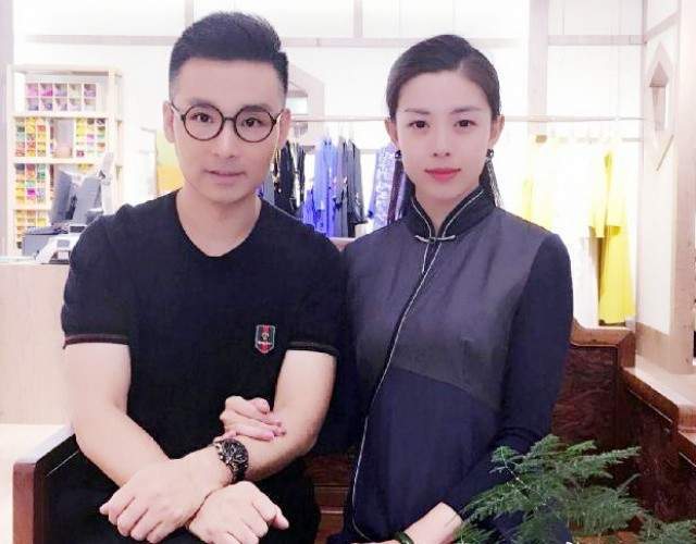 刘和刚夫妇合体直播世姐战扬冻龄似大学生嗓音不输大10岁丈夫