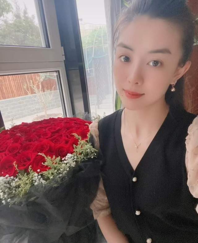 刘和刚夫妇合体直播,世姐战扬冻龄似大学生,嗓音不输大10岁丈夫