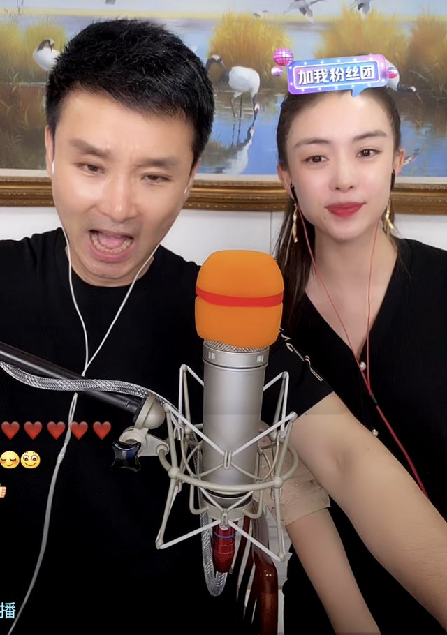 刘和刚夫妇合体直播,世姐战扬冻龄似大学生,嗓音不输大10岁丈夫