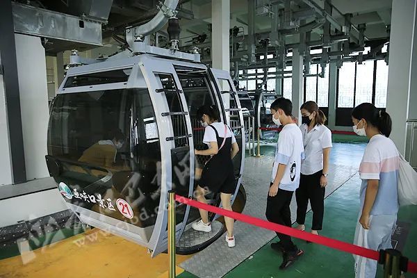 讯(记者 焦国斌 通讯员 朱欣慰)"我是第一次乘坐索道上下山,在吊厢内