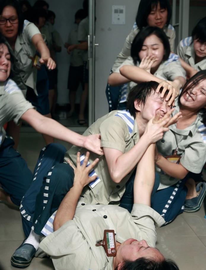 女子监狱那些不成文的规矩,这类女犯会被一直针对到满刑!_腾讯新闻