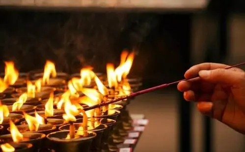 朱元璋去寺庙烧香,问要不要下跪,方丈机智回答8个字救了全寺人