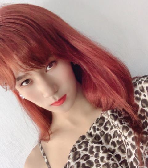 张真源同学是十八楼力量担当,两位助理和他掰手腕皆败下阵,穿上女装更