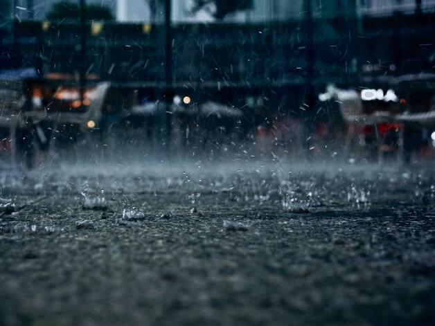 狂风暴雨的照片图片