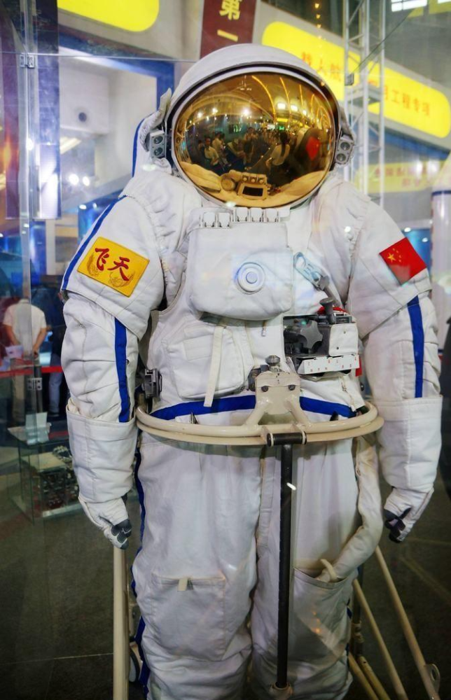 我国航天员二次出舱啦美国尴尬了投资42亿的航天服又要延期了