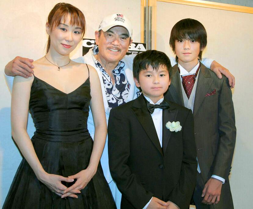 千叶真一去世后,国内演员包括赵文卓,谢天华,李力持,田丽等人哀悼:"