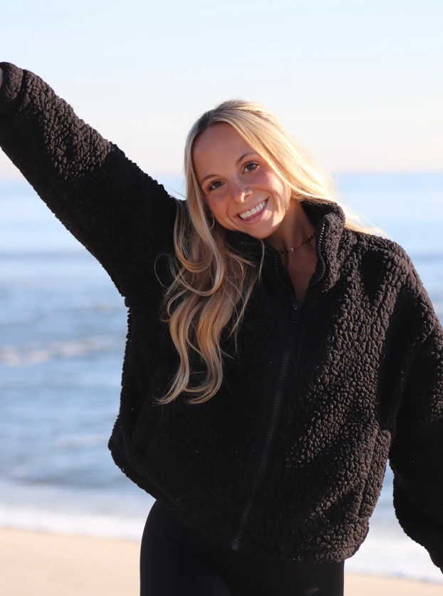 美国25岁姑娘称戴假牙影响约会但现在认为假牙让自己与众不同