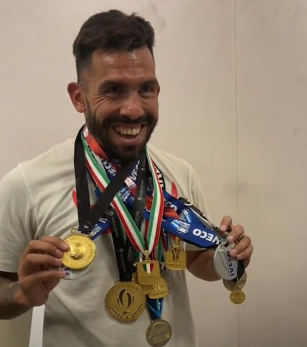 前中超外援秀奖牌:29冠仅次于梅西!来中国混1年,卷走2.7亿